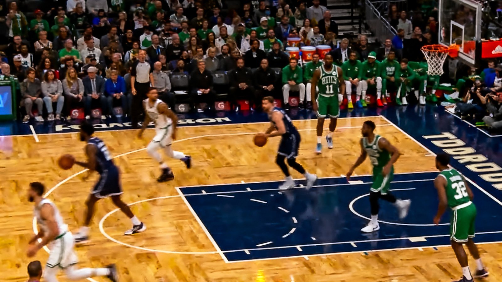 NBA季后赛波士顿凯尔特人在TD花园球馆主场对阵雄鹿的高清直播信号画面
